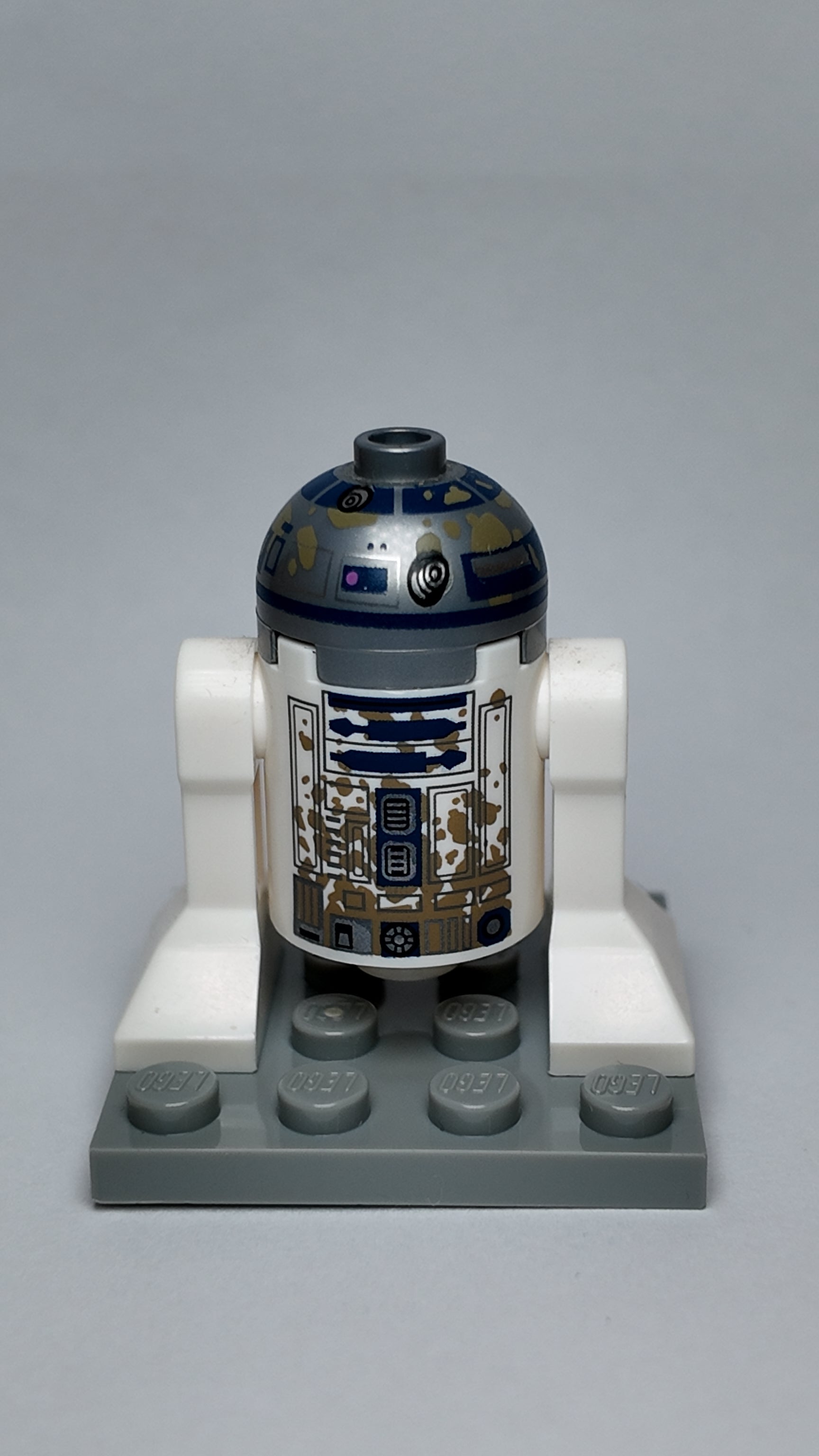 R2D2, Dirt Stains on Front and Back - sw1200