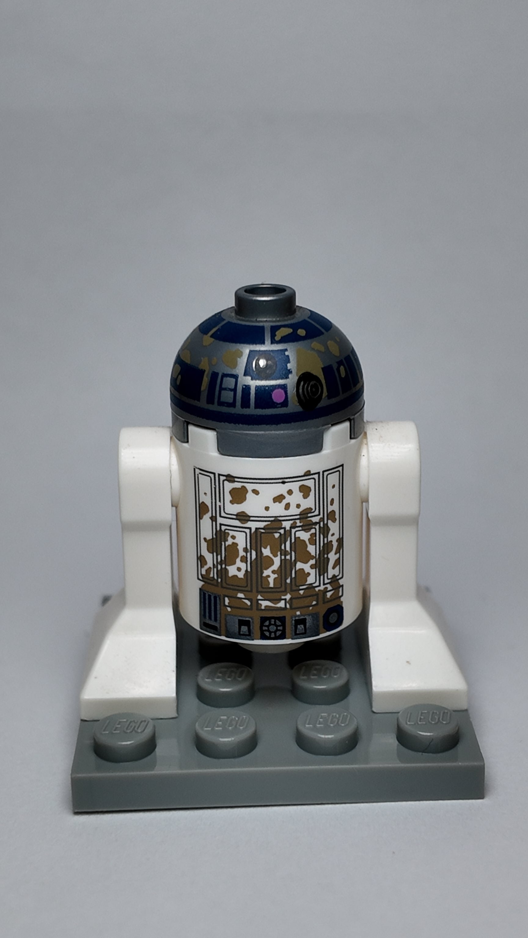R2D2, Dirt Stains on Front and Back - sw1200