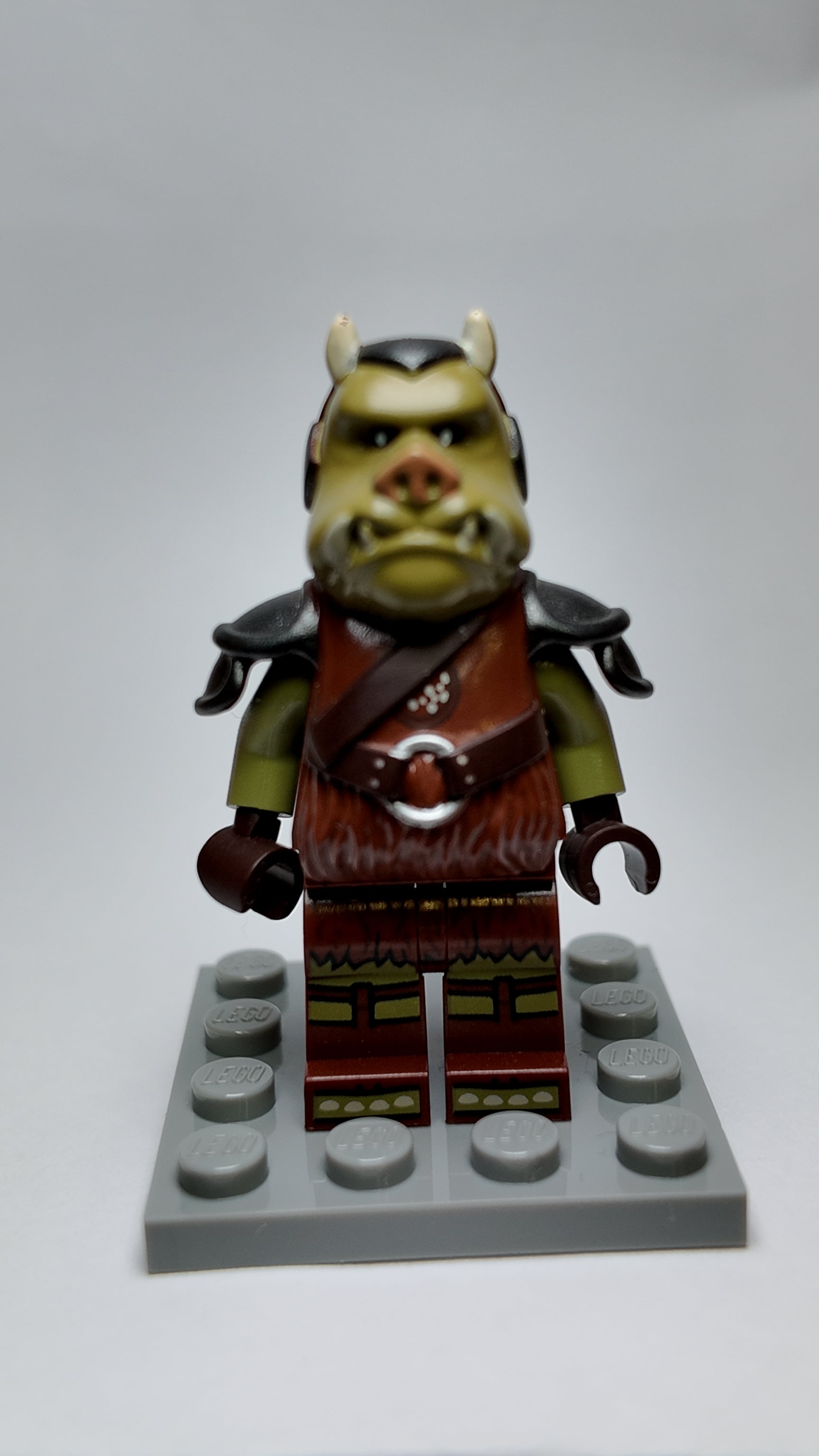 Gamorrean Guard - Olive Green, Reddish brown Legs - sw1196
